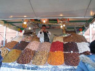 <제마 엘 프나 광장의 건과류 상>